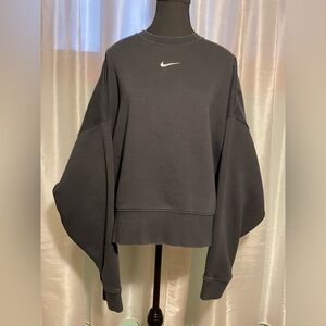 Nike Womens Cropped Style Sweat Shirt.